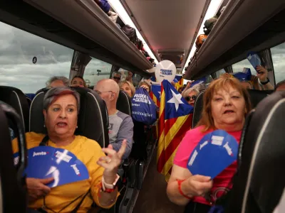 Supporters of exiled Catalan separatist leader Carles Puigdemont hold Esteladas (Catalan separatist flag) as they sing inside a bus, during their travel to France for a Junts Per Catalunya (Together for Catalonia) party rally, in La Jonquera near France, in Spain, May 7, 2024. REUTERS/Nacho Doce