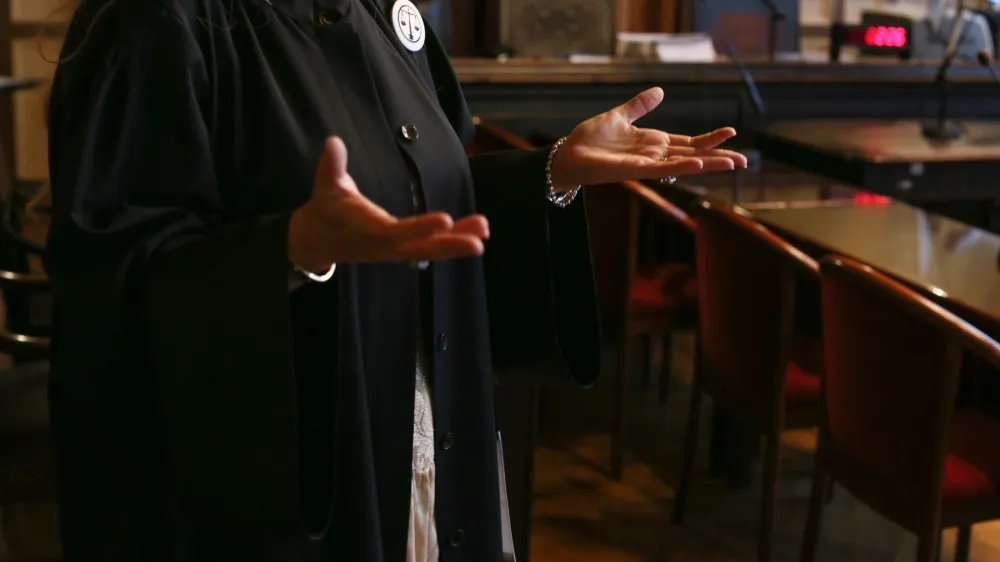 simbolična fotografija - sodnica- 18.04.2018 - Okrožno sodi&scaron;če v Ljubljani - igrana glavna obravnava Okrožnega sodi&scaron;ča v sodelovanju z učenci 2. razreda Waldorfske &scaron;ole Ljubljana; sojenje  //FOTO: Luka Cjuha.