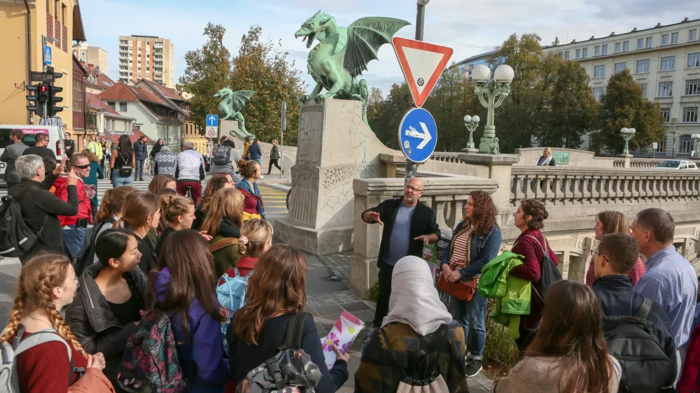 - 18.10.2019 &ndash; Turizem vLjubljani - reportaža o migrantski turi i &ndash; turistični ogled &ndash; migranti //FOTO: Luka Cjuha.