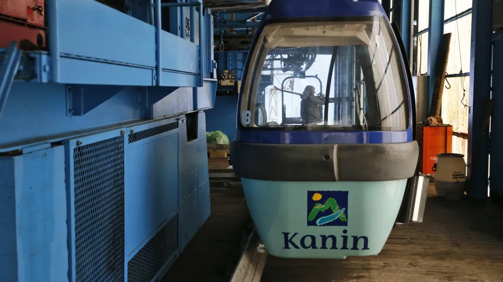 ATC smuči&scaron;če Kanin - postaja B - gondolska žičnica - gondola - - POSOČJE 2013 - upad povpra&scaron;evanja po turističnih zmogljivostih - turizem //FOTO: Bojan Velikonja OPOMBA: ZA OBJAVO V PRILOGI &ndash; DNEVNIKOV OBJEKTIV - REPORTAŽA 2013