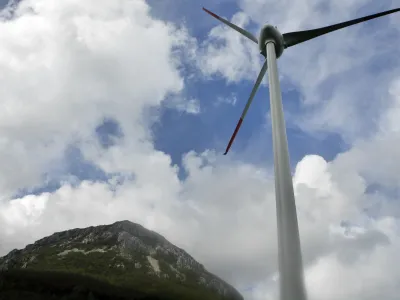 Na NIJZ opozarjajo, da je slovenska zakonodaja na področju vetrnih elektrarn neustrezna za ocenjevanje obremenjenosti okolja s hrupom ter sprejemljivosti za zdravje in počutje ljudi.&nbsp;