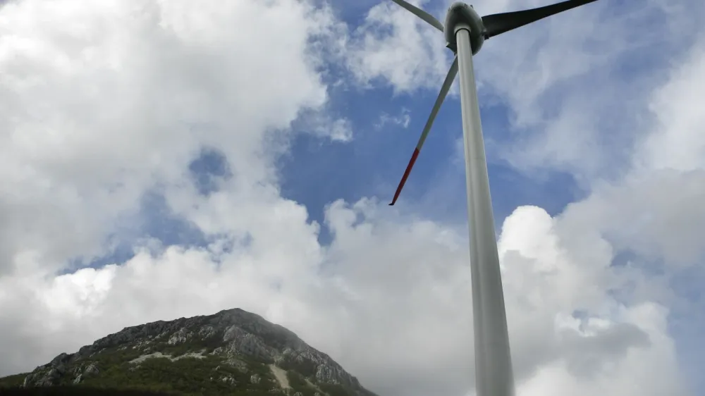 Na NIJZ opozarjajo, da je slovenska zakonodaja na področju vetrnih elektrarn neustrezna za ocenjevanje obremenjenosti okolja s hrupom ter sprejemljivosti za zdravje in počutje ljudi.&nbsp;