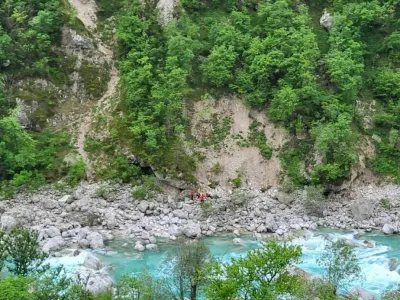 Več ur po izginotju so danes zjutraj ob reki Soči na&scaron;li 28-letno Italijanko. Bila je hudo po&scaron;kodovana. 