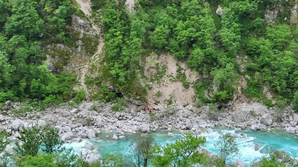 Več ur po izginotju so danes zjutraj ob reki Soči na&scaron;li 28-letno Italijanko. Bila je hudo po&scaron;kodovana. 