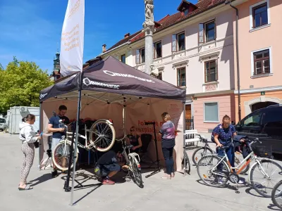 Kolesarji so bili navdu&scaron;eni nad brezplačnim servisom koles sredi Mestnega trga, mnogi so se pridružili tudi kolesarskemu gibanju za bolj&scaron;e zdravje in čistej&scaron;e okolje.
