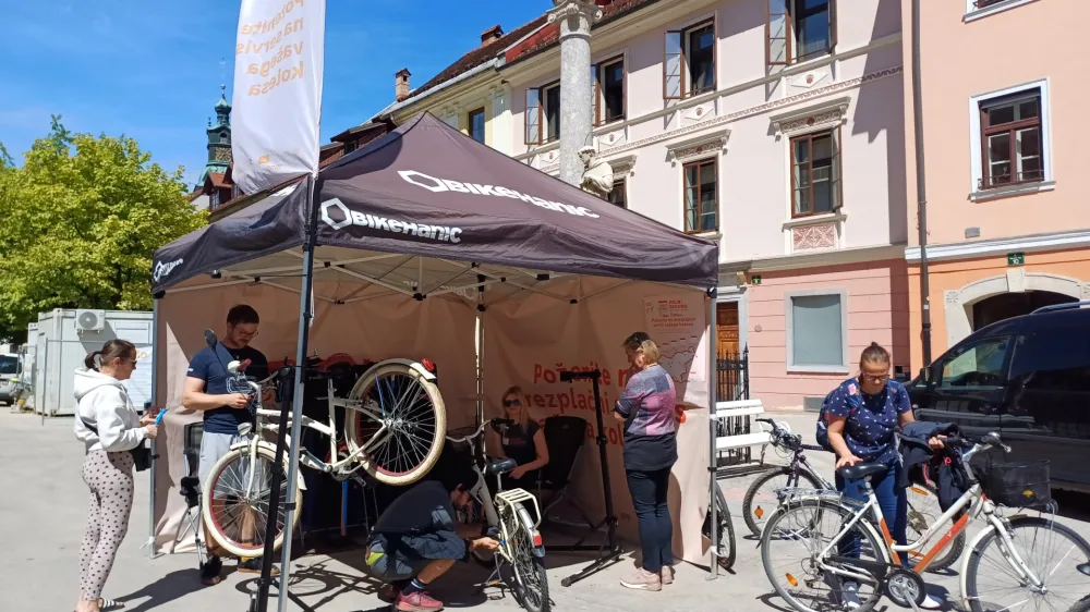 Kolesarji so bili navdu&scaron;eni nad brezplačnim servisom koles sredi Mestnega trga, mnogi so se pridružili tudi kolesarskemu gibanju za bolj&scaron;e zdravje in čistej&scaron;e okolje.