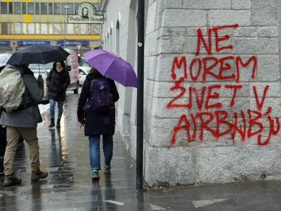 Vodnikov hram - grafit NE MOREM ŽIVET V AIRBNBJU- 20.01.2023 &ndash; simbolična fotografija &ndash; platforma Airbnb - počitni&scaron;ka nastanitev in prenoči&scaron;ča v Ljubljani &ndash; stanovanjska politika &ndash; oddajanje sob in stanovanj &ndash; turizem - //FOTO: Tomaž Skale