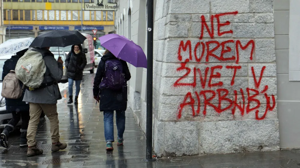 Vodnikov hram - grafit NE MOREM ŽIVET V AIRBNBJU- 20.01.2023 &ndash; simbolična fotografija &ndash; platforma Airbnb - počitni&scaron;ka nastanitev in prenoči&scaron;ča v Ljubljani &ndash; stanovanjska politika &ndash; oddajanje sob in stanovanj &ndash; turizem - //FOTO: Tomaž Skale