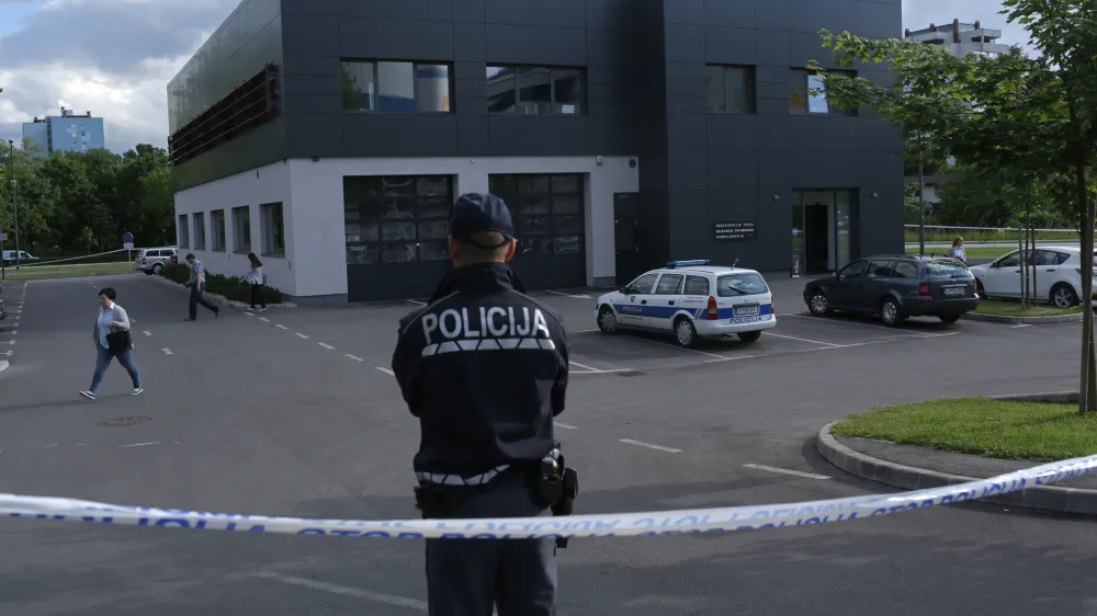 hi&scaron;na preiskava - Tehnični pregledi Moste - podjetje Produkt oprema za Avtoservisno dejavnost, Toplarni&scaron;ka ulica 20 v Ljubljani - Moste- 30.05.2016 - hi&scaron;ne preiskave domnevne korupcije pri tehničnih pregledih avtomobilov - kupovanje potrdil za tehnično izpravnost vozi četudi so bili ti neizpravni ali pomanjkljivo izpravni.//FOTO: Jaka Gasar