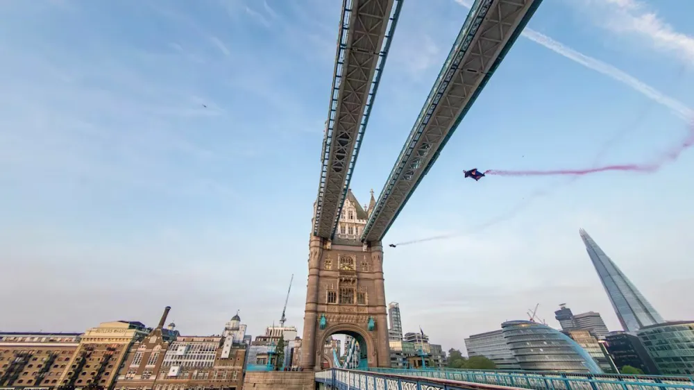 Polet skozi tower bridge