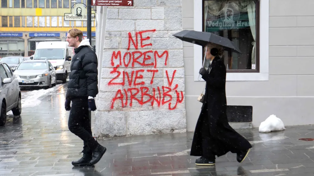 Vodnikov hram - grafit NE MOREM ŽIVET V AIRBNBJU- 20.01.2023 &ndash; simbolična fotografija &ndash; platforma Airbnb - počitni&scaron;ka nastanitev in prenoči&scaron;ča v Ljubljani &ndash; stanovanjska politika &ndash; oddajanje sob in stanovanj &ndash; turizem - //FOTO: Tomaž Skale