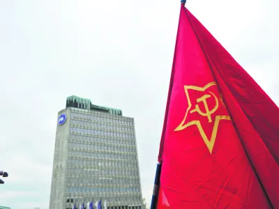 ilustrativna fotografija,komunistična zastava, komunizem, banka, komunistična zvezda, srp in kladivo, NLB, trg republike, TR3   - Splo&scaron;na stavka dela javnega sektorja 2012 zaradi varčevalnih ukrepov vlade - sodelovalo med 80.000 in 90.000 javnih uslužbencev v dejavnostih &scaron;olstva, vzgoje, zdravstva, socialnega varstva, policije in veterine. protest - javni uslužbenci, stavba  //FOTO: Tomaž Zajel&scaron;nik