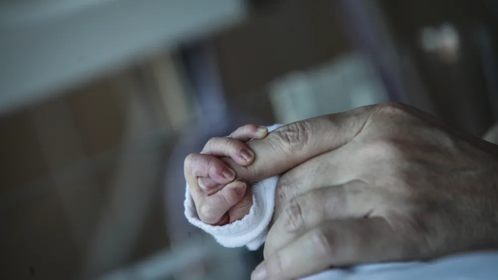 Porod na domu na primer ni primeren za nosečnice z diabetesom ali po prvem porodu s carskim rezom, smernice predvidevajo tudi, kak&scaron;no mora biti ravnanje ob zapletih.&nbsp;