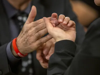 Predlog zakona o uporabi jezika gluhoslepih bo omogočil polno vključevanje gluhoslepih v družbo, zagotovil pravico do tolmača pred javnimi institucijami ter omogočil učenje in razvoj jezika gluhoslepih.&nbsp;