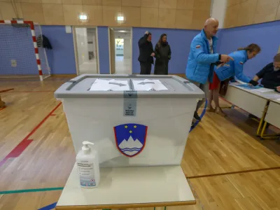 - voli&scaron;če - - 27.11.2022 &ndash; Referendumi 2022 &ndash; glasovanje o treh zakonodajnih referendumih, in sicer o&nbsp;noveli Zakona o vladi, noveli Zakona o dolgotrajni oskrbi in noveli Zakona o Radioteleviziji Slovenija&nbsp;&nbsp;//FOTO: Luka Cjuha