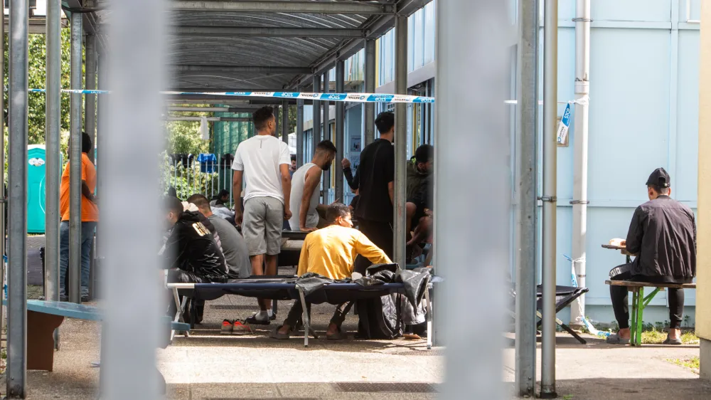 - migranti -- prezasedenosti azilnega doma - sprejme lahko največ 350 ljudi, trenutno jih je tam že 1200 - 15.09.2023 &ndash; Azilni dom Ljubljana - Urad Vlade republike Slovenije za oskrbo in integracijo Migrantov, Cesta v Gorice 15 v Ljubljani -Vič //FOTO: Bojan Velikonja