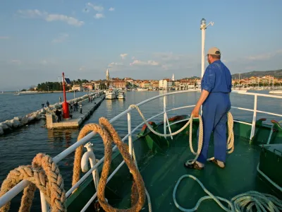 - ribi&scaron;la ladja Riba - ribiči - raztovarjanje ulova rib- Gremo na morje - slovenski pomor&scaron;čaki - primorje -  ///FOTO: Tomaž SkaleOPOMBA: ZA OBJAVO V PRILOGI &ndash; DNEVNIKOV OBJEKTIV - REPORTAŽA