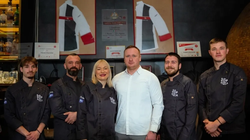 Ekipa zagreb&scaron;ke picerije Franko's Pizza & Bar, ki se je uvrstila na 14. mesto med najbolj&scaron;imi evropskimi picerijami izven Italije. F 50toppizza.it