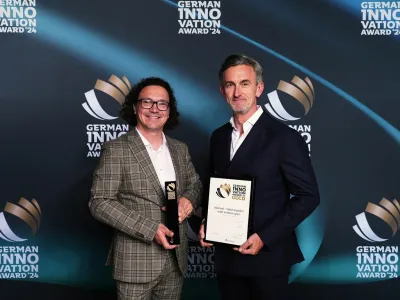 Martin Hladnik, direktor podjetja iQwood (levo), in Marko Lukić, direktor podjetja Lumar, z visokim nem&scaron;kim priznanjem. (Foto: Grand Visions)