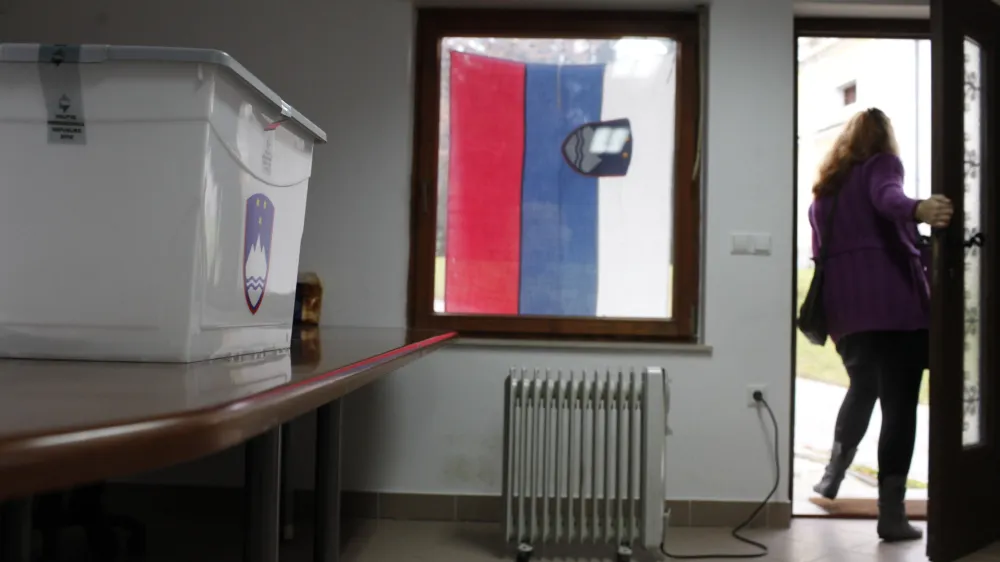 voli&scaron;če - volilna skrinja - Predsedni&scaron;ke volitve 2012 - pete volitve za predsednika republike v samostojni Sloveniji - volili med tremi kandidati - Danilom T&uuml;rkom, Borutom Pahorjem in Milanom Zverom //FOTO: Luka Cjuha