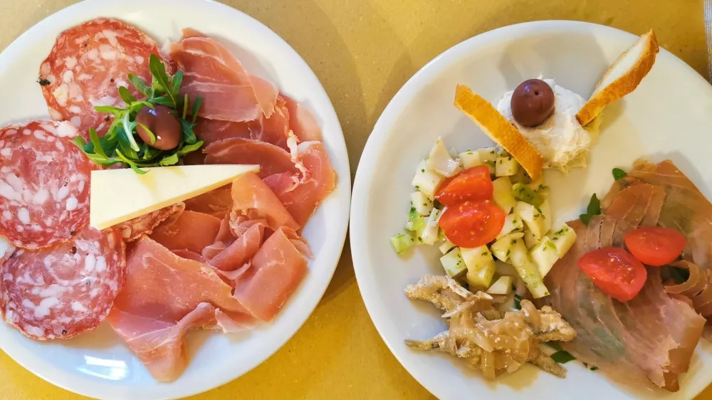 Ribji in mesni krožnik. / Foto: Miha First