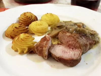 pork tenderloin in bacon crust with saut&eacute;ed mushrooms and duchess potatoes / Foto: Pmmart