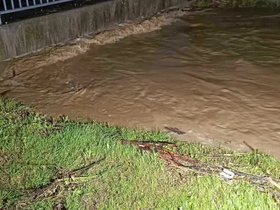 Narasla voda je zalivala dvori&scaron;ča. Foto: PGD Kristan Vrh