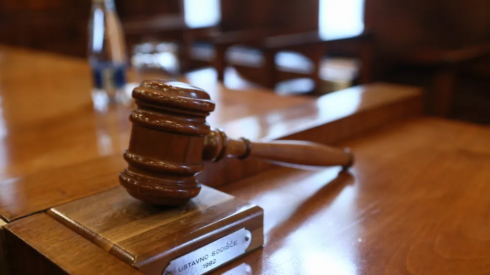 simbolična fotografija - - sodi&scaron;če - pravosodje - pravo - pravičnost - pravica - pravni sistem - tožilstvo - sodna oblast - sodi&scaron;ča - sodno kladivo - - 13.12.2018 - Ustavno sodi&scaron;če RS - ustna razglasitev odločitve Ustavnega sodi&scaron;ča v postopku za oceno ustavnosti 4. člena Zakona o določitvi volilnih enot za volitve poslancev v Državni zbor in členov Zakona o volitvah v Državni zbor.//FOTO: Luka Cjuha