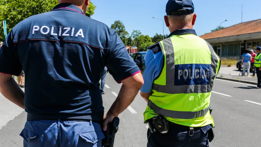 - slovensko-italijanska policijska patrulja &ndash; policija - 01.07.2019 &ndash; Sežana - nekdanji mejni prehod Lipica - Slovensko-italijansko mejo začeli nadzorovati me&scaron;ane slovensko-italijanske policijske patrulje s ciljem zaustaviti nezakonite prehode meja //FOTO: Bojan Velikonja
