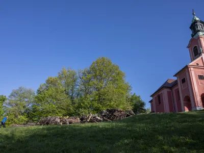29.04.2022 - Postavljanje kresa na Rožniku. //FOTO:Nik Erik Neubauer
