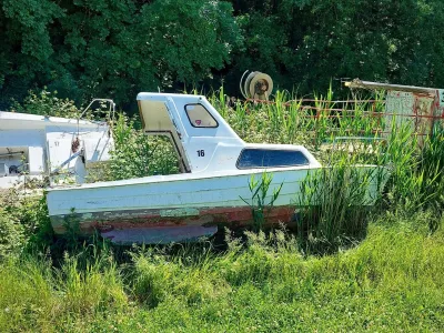 Javno podjetje Okolje Piran prodaja 27 opu&scaron;čenih plovil iz Jernejevega kanala. Izhodi&scaron;čna cena za posamezno plovilo zna&scaron;a en evro.