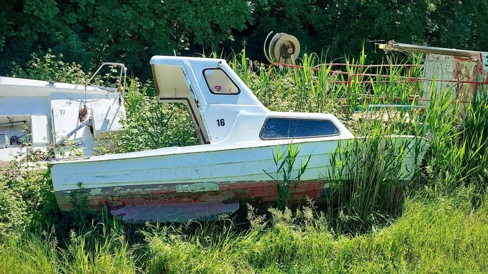 Javno podjetje Okolje Piran prodaja 27 opu&scaron;čenih plovil iz Jernejevega kanala. Izhodi&scaron;čna cena za posamezno plovilo zna&scaron;a en evro.