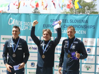 Slovenski kanuisti (z leve) Luka Božič, Žiga Lin Hočevar in Benjamin Sav&scaron;ek so poskrbeli za zgodovinsko trojno zmago med posamezniki, nato pa so bili najhitrej&scaron;i &scaron;e v mo&scaron;tvenih vožnjah.