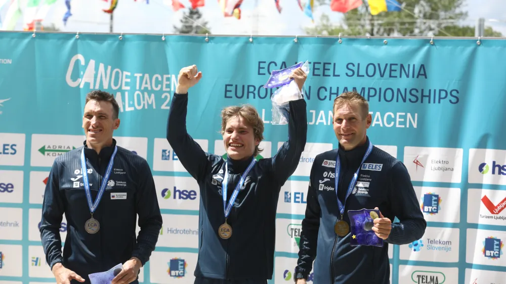 Slovenski kanuisti (z leve) Luka Božič, Žiga Lin Hočevar in Benjamin Sav&scaron;ek so poskrbeli za zgodovinsko trojno zmago med posamezniki, nato pa so bili najhitrej&scaron;i &scaron;e v mo&scaron;tvenih vožnjah.