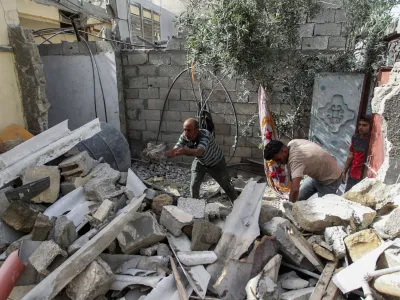 Palestinians inspect the site of an Israeli strike on a house, in Rafah, in the southern Gaza Strip May 20, 2024. REUTERS/Hatem Khaled