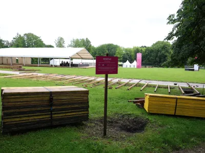 Tivoli, DM tek, travnik ob bazenu