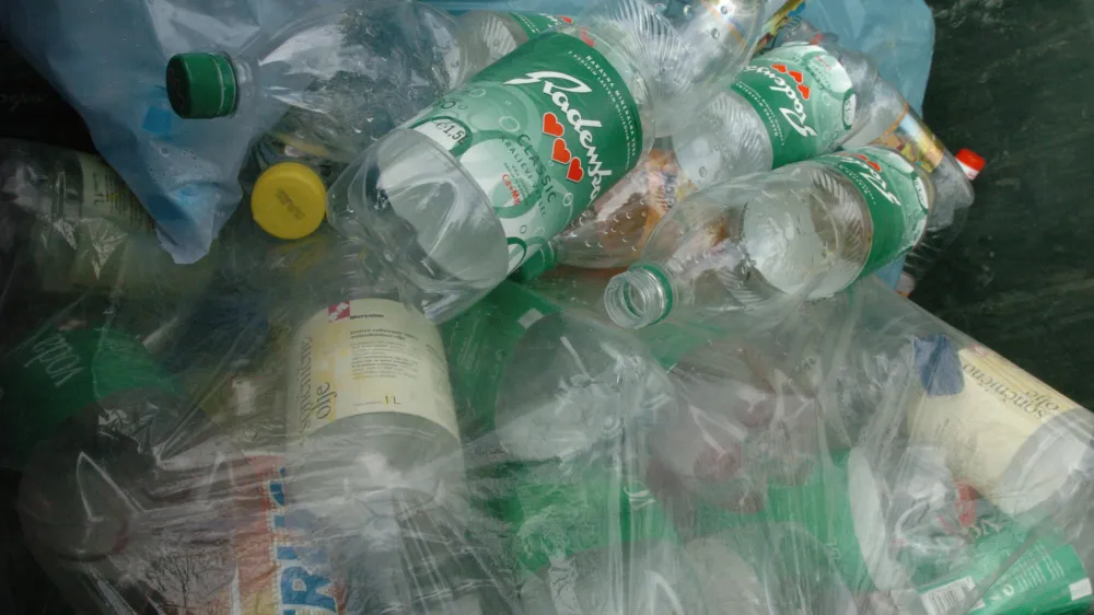 Industrija pijač in nevladniki podpirajo uvedbo kavcijskega sistema, v katerem potro&scaron;nik ob nakupu plača kavcijo, ki jo dobi povrnjeno ob vrnitvi embalaže v trgovino, komunalno gospodarstvo je proti.&nbsp;