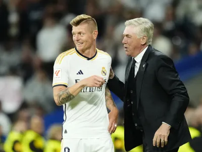 FILE - Real Madrid's head coach Carlo Ancelotti, right, and Real Madrid's Toni Kroos talk during the Spanish La Liga soccer match between Real Madrid and Deportivo Alaves at the Santiago Bernabeu stadium in Madrid, Spain, on May 14, 2024. Real Madrid said the 34-year-old German international "has decided to bring an end to his time as a professional footballer following Euro 2024." (AP Photo/Jose Breton, File)