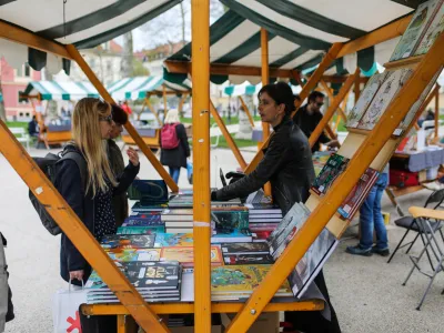 - 23.04.2022 - Knjižni sejem na zraku ob svetovnem dnevu knjige; branje poezije iz pesni&scaron;kih zbirk Braneta Senegačnika Pogovori z nikomer in Milana Dekleve Nevidnosti; park Zvezda, //FOTO: Bojan Velikonja