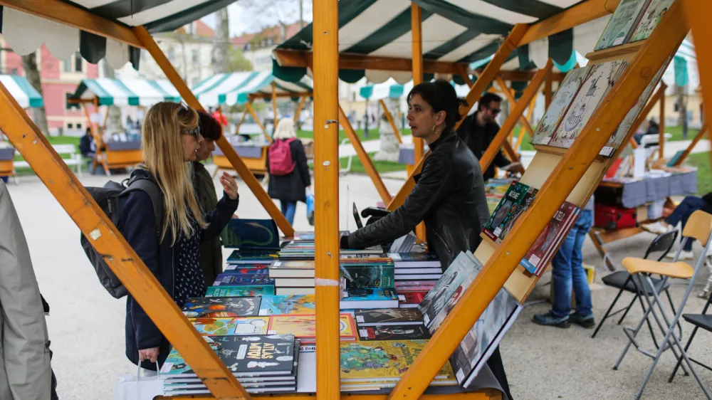 - 23.04.2022 - Knjižni sejem na zraku ob svetovnem dnevu knjige; branje poezije iz pesni&scaron;kih zbirk Braneta Senegačnika Pogovori z nikomer in Milana Dekleve Nevidnosti; park Zvezda, //FOTO: Bojan Velikonja