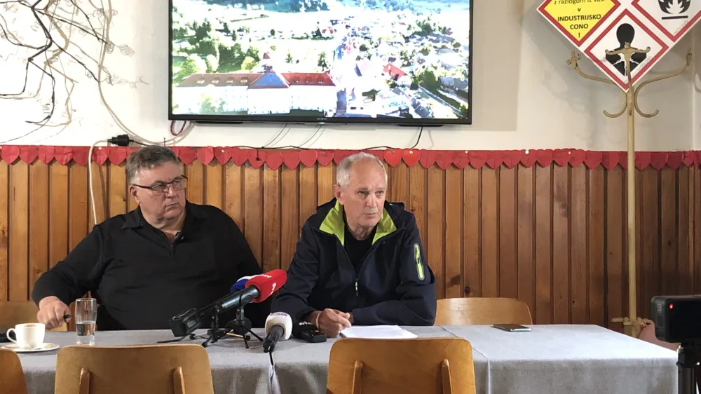na fotki levo Andrej Čufer, desno Janez Urbanc, ki sta predstavila mnenje civilne iniciative proti &scaron;irjenju tovarne Elan