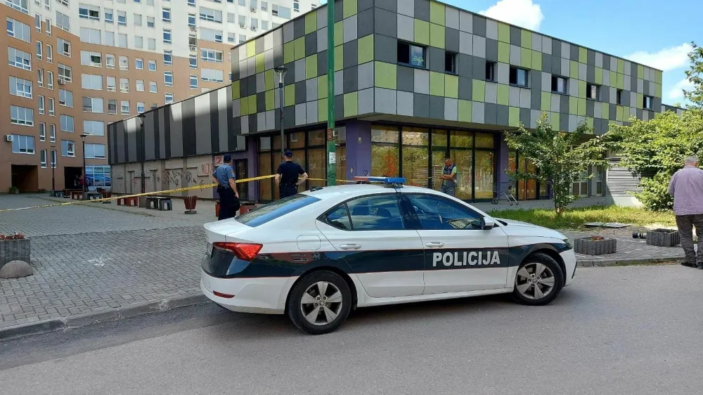 Mo&scaron;ki naj bi v Tuzli najprej umoril svojo ženo in mala otroka, nato pa skočil s 14. nadstropja bloka. 