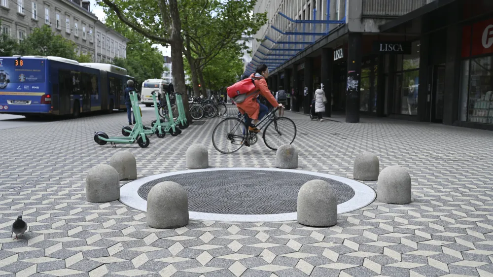 Nedokončana fontana v križi&scaron;ču Slovenske in Tom&scaron;ičeve Foto: Nik Erik Neubauer