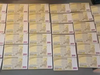 Mo&scaron;ka sta uspe&scaron;no unovčila &scaron;tiri ponarejene bankovce za 200 evrov, petega prodajalec ni sprejel. V hi&scaron;ni preiskavi so jima jih zasegli &scaron;e 45. 
