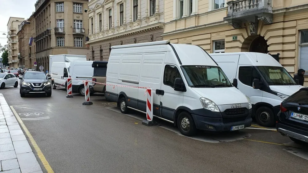 Parkiranje v mestu ob snemanju spotov