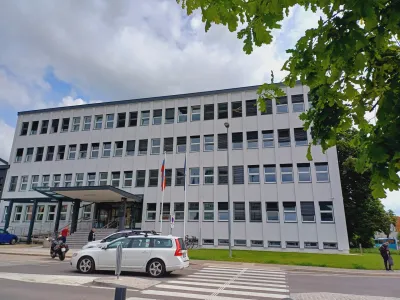 Eden izmed trojice obtoženih je krivdo priznal, dva pa se bosta na kranjskem okrožnem sodi&scaron;ču zagovarjala kot nedolžna.