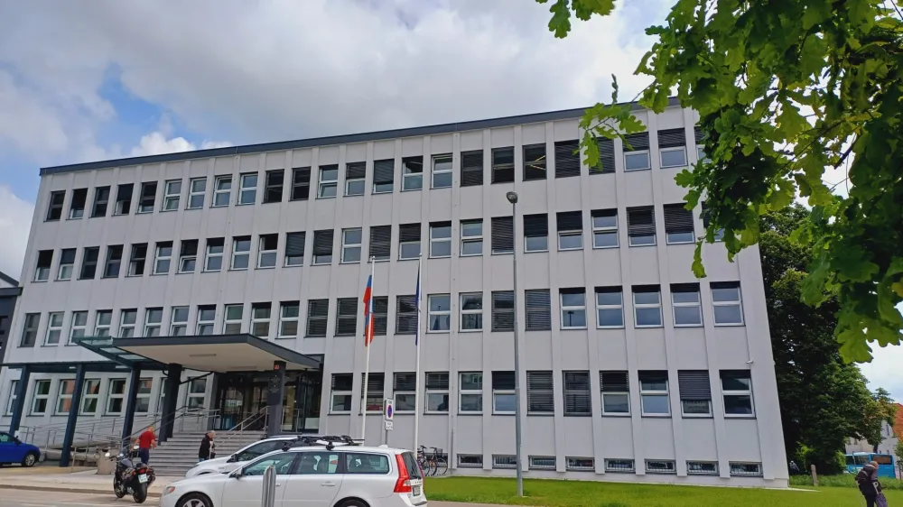 Eden izmed trojice obtoženih je krivdo priznal, dva pa se bosta na kranjskem okrožnem sodi&scaron;ču zagovarjala kot nedolžna.