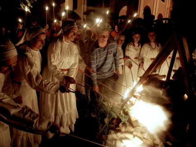 - razglasitev dobitnika Delove nagrade kresnik za najbolj&scaron;i roman leta.- na Rožniku so na kresni večer razglasili dobitnika nagrade časopisne hi&scaron;e Delo za najbolj&scaron;i roman leta. Nagrada kresnik v vrednosti 5000 evrov je pripadla Goranu Vojnoviću za roman Čefurji raus!./FOTO: Bojan VelikonjaOPOMBA: ZA OBJAVO V ČASOPISU DNEVNIK