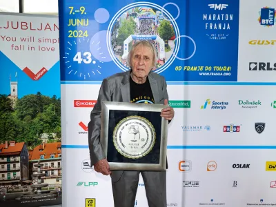 Absolutni zmagovalci posameznih dirk bodo prejeli posebne kolajne, ki bodo imele na zadnji strani priložnostno gravuro karikature Toneta Fornezzija - Tofa, s čimer se mu bodo zahvalili za soustvarjanje Franje. &nbsp;