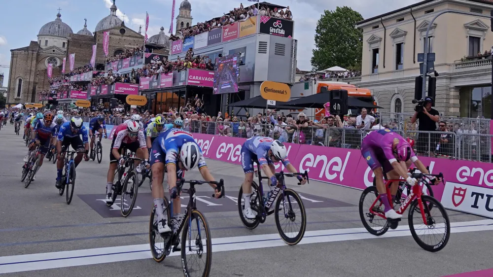 Tim Merlier (levo) je s skrajnimi močmi premagal Jonathana Milana (desno), za njima je končal Kaden Groves (v sredini).&nbsp;